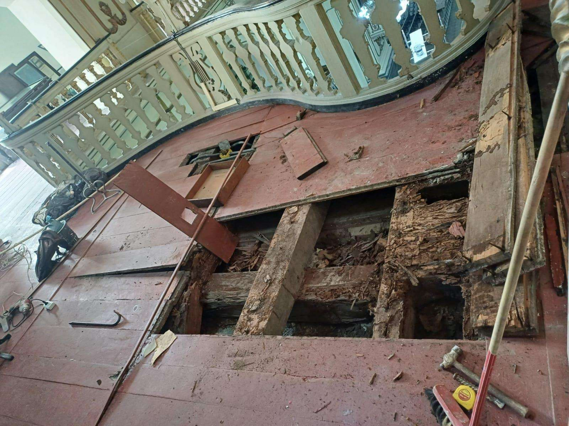 Coro está infestado de cupins  - Reprodução