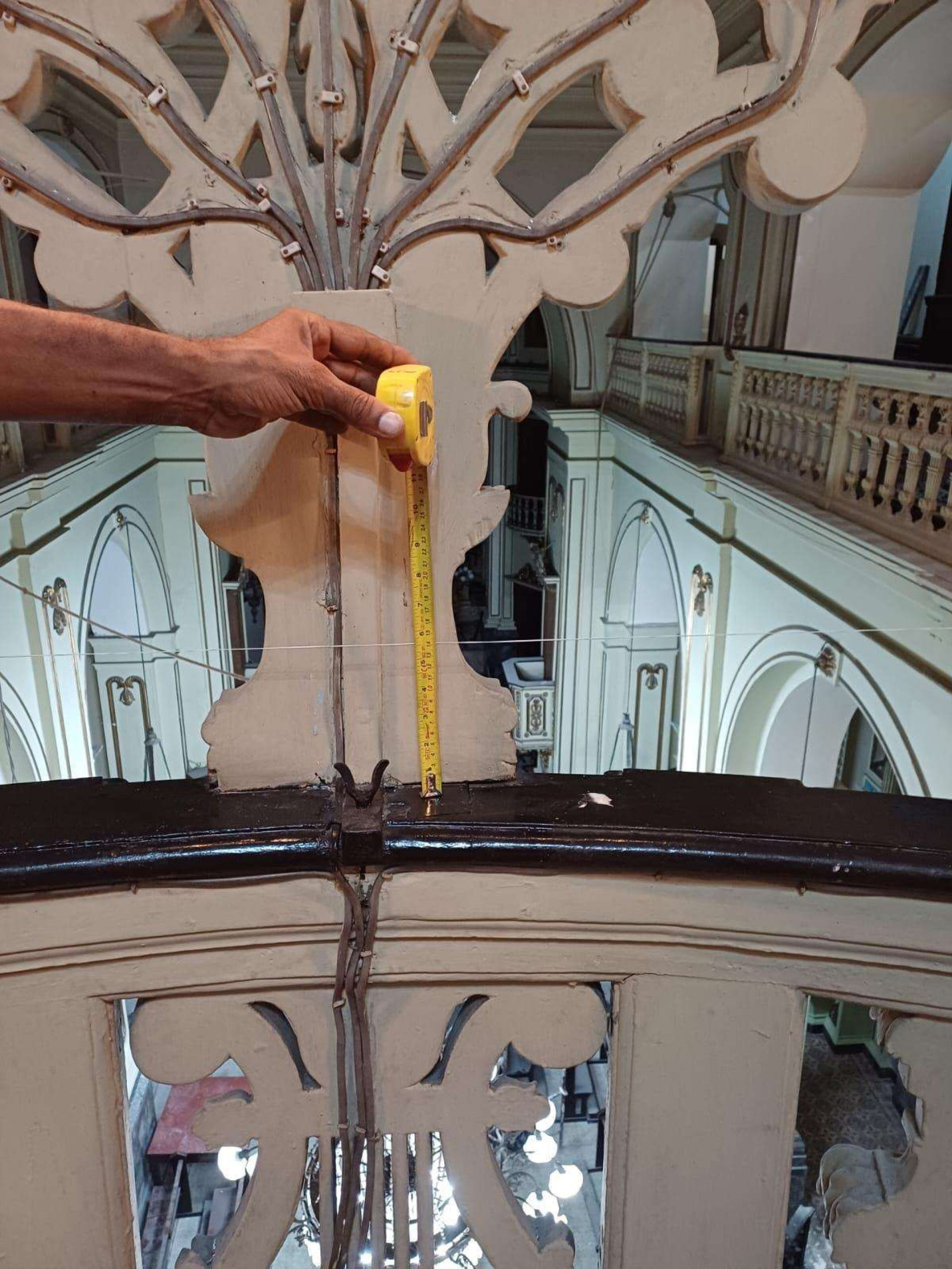 Coro, infestado de cupins, cedeu 14 centímetros - Reprodução