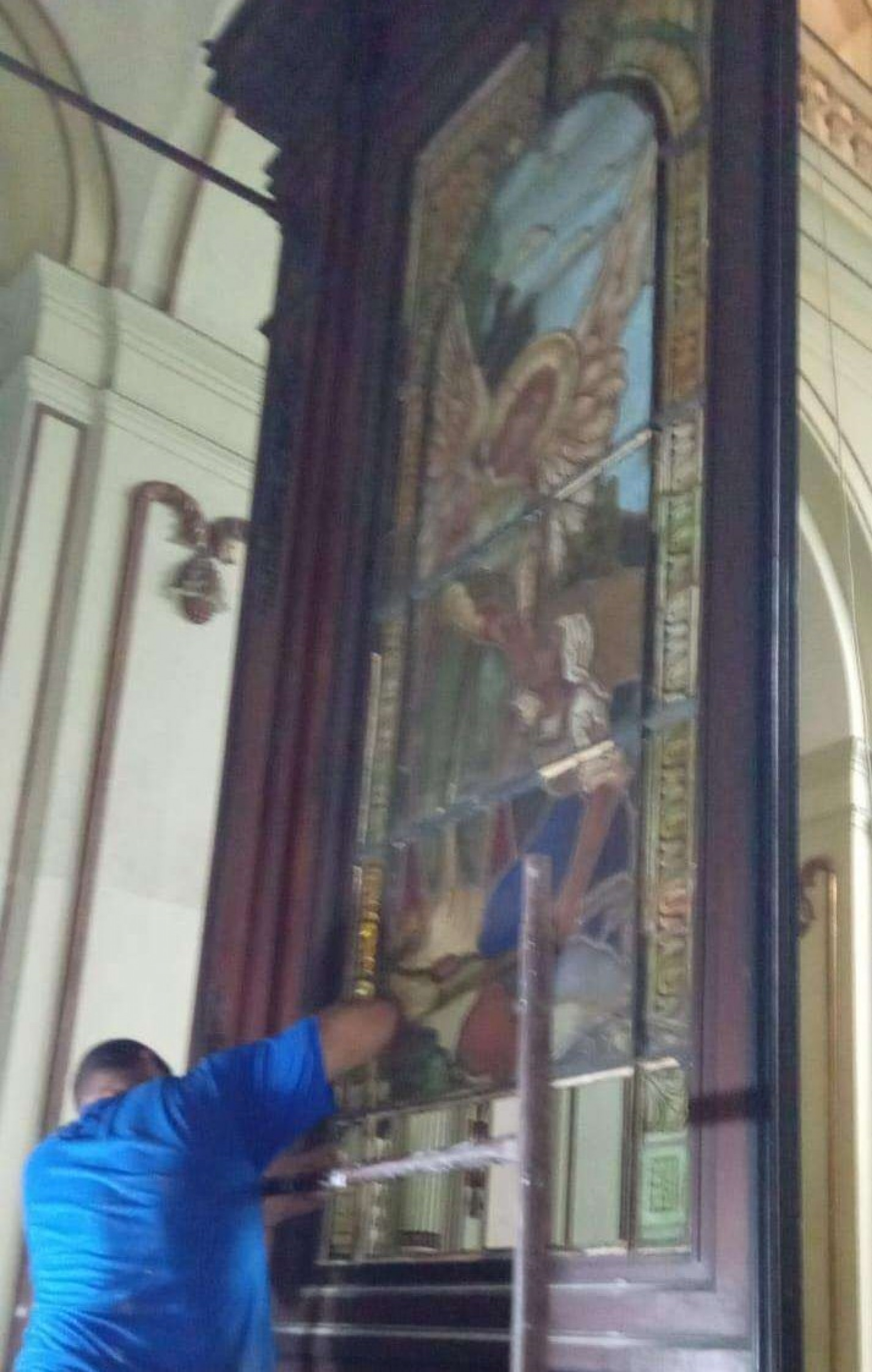 Vitrais que enfeitam as portas quebra-vento estavam próximo de se esfarelar - Reprodução