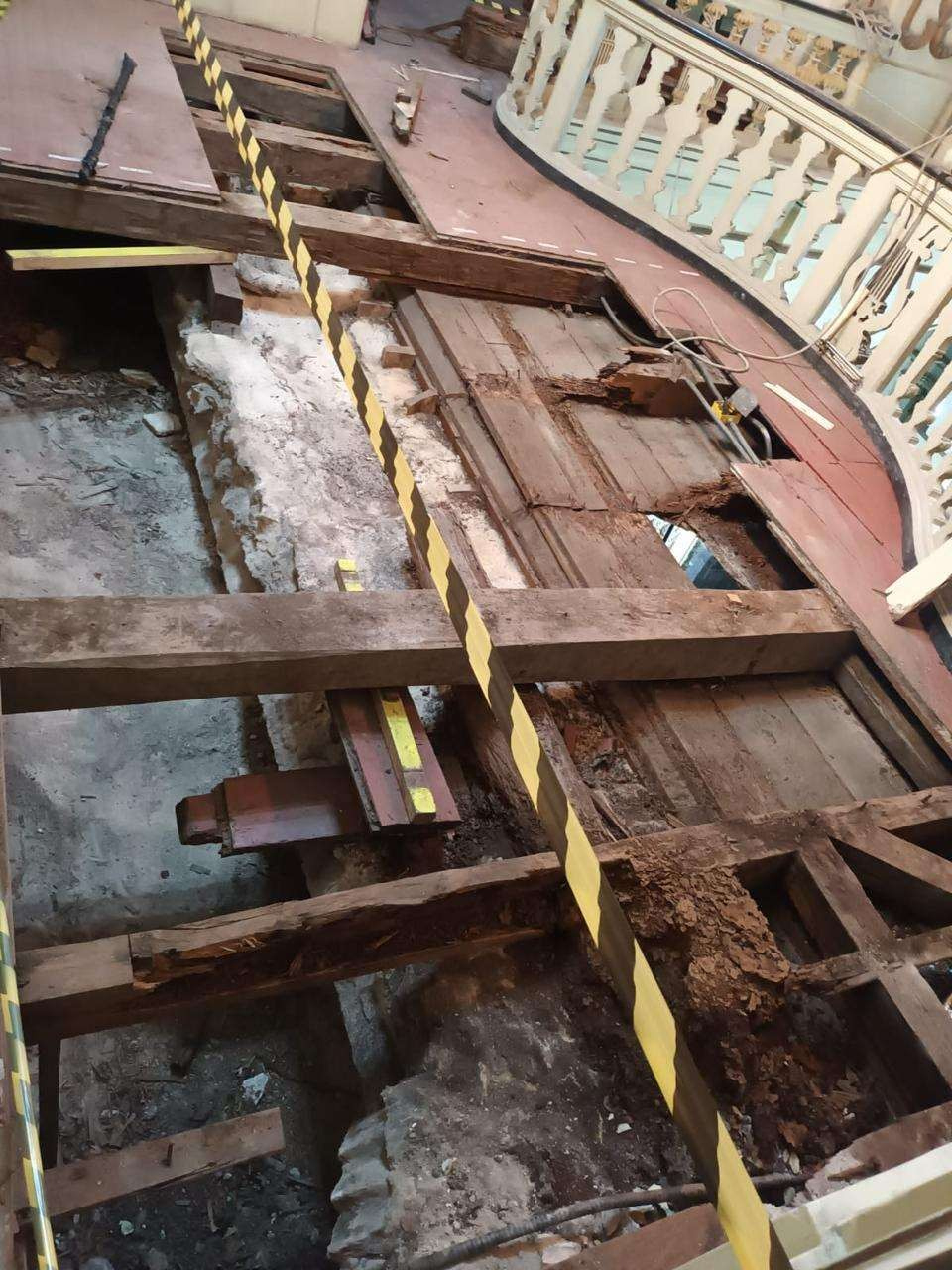 Coro está infestado de cupins  - Reprodução