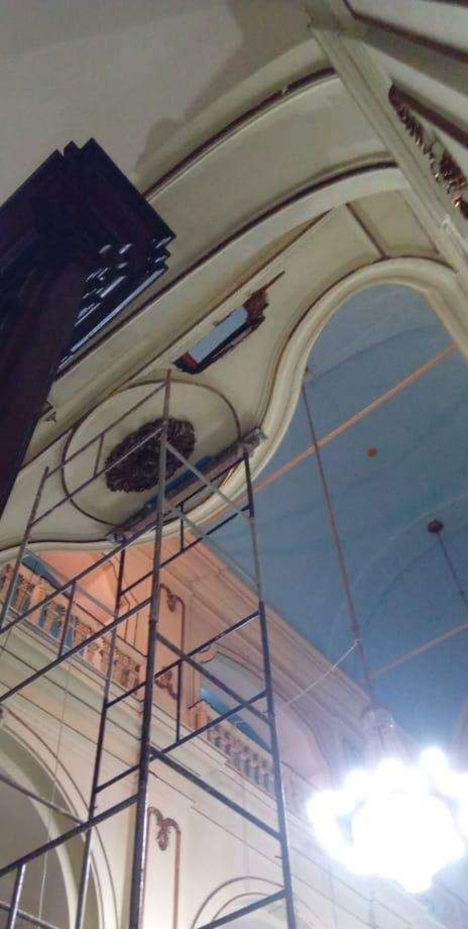 Coro infestado de cupins precisou ser escorado - Reprodução