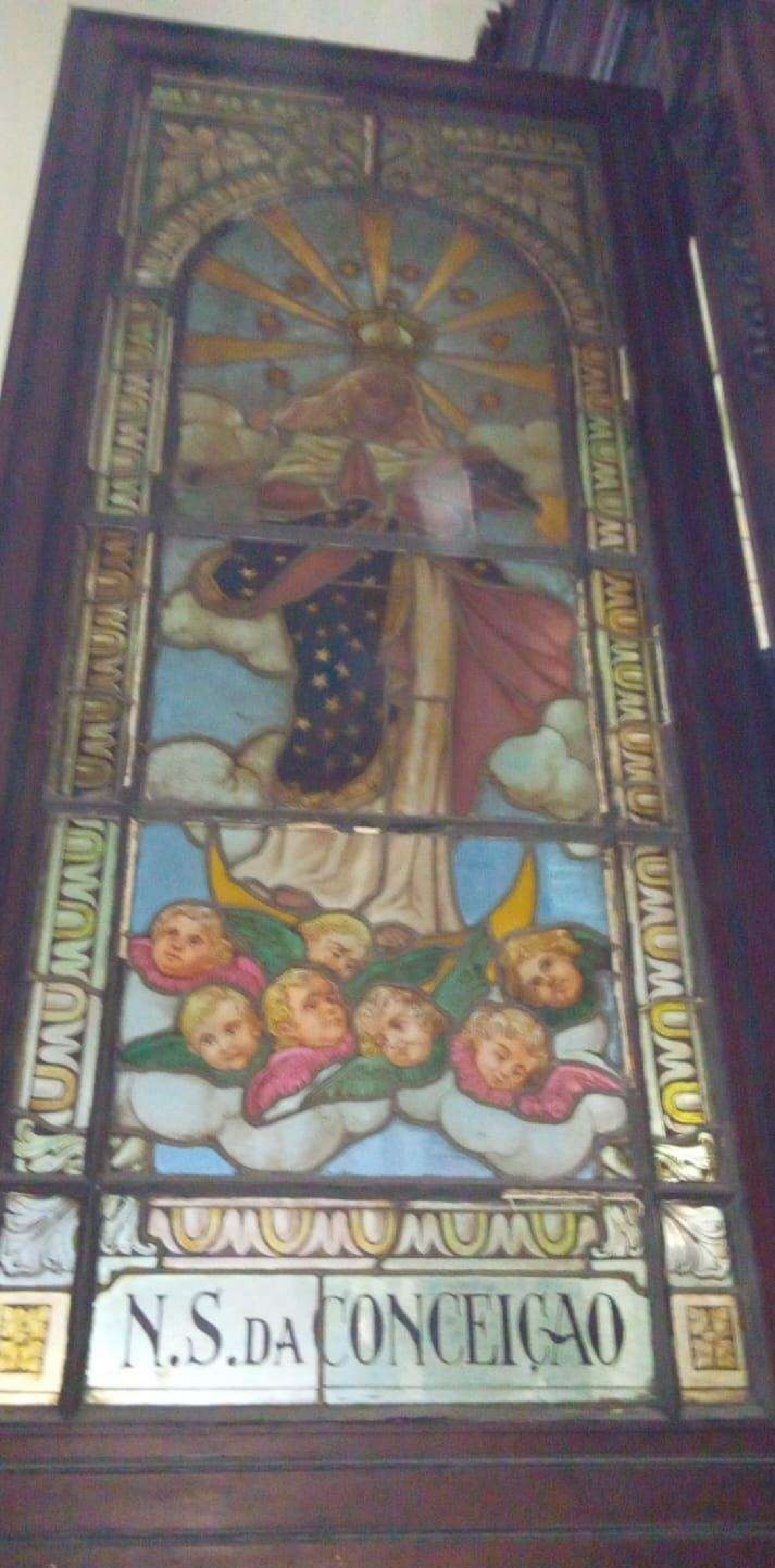 Vitrais que enfeitam as portas quebra-vento estavam próximo de se esfarelar - Reprodução