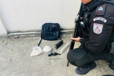 PM prende suspeito com revólver, munições e drogas em Japeri