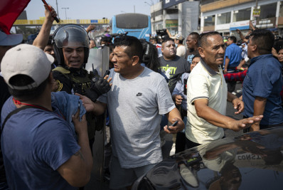 Profissionais dos transportes protestam contra extorsão no Peru