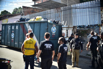 Agentes da Prefeitura e da Polícia Civil fiscalizam ferros-velhos na Zona Norte