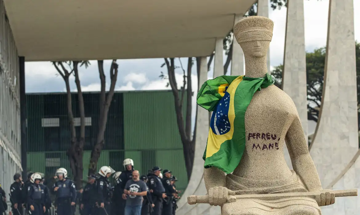 Mulher que pichou estátua da Justiça com batom recorre de condenação no STF