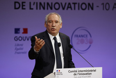 Mesmo enfraquecido, primeiro-ministro francês supera moção de censura