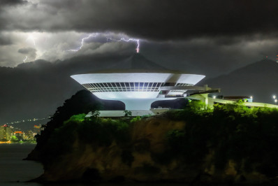 Foto mostra momento em que raio atinge Cristo Redentor durante temporal no Rio