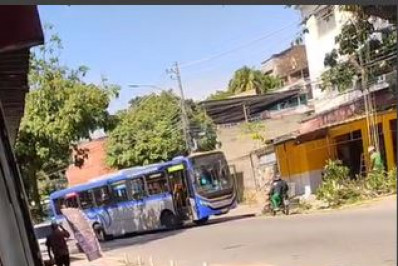 Ônibus são sequestrados e usados como barricadas no Complexo do Chapadão