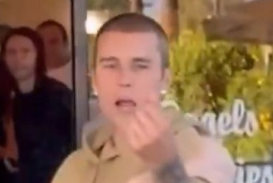 Vídeo! Justin Bieber discute com paparazzi na Califórnia: 'Babacas gananciosos'
