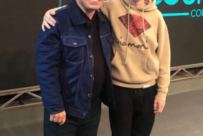 Filho homenageia apresentador Gugu, que completaria 66 anos: 'Faz muita falta'