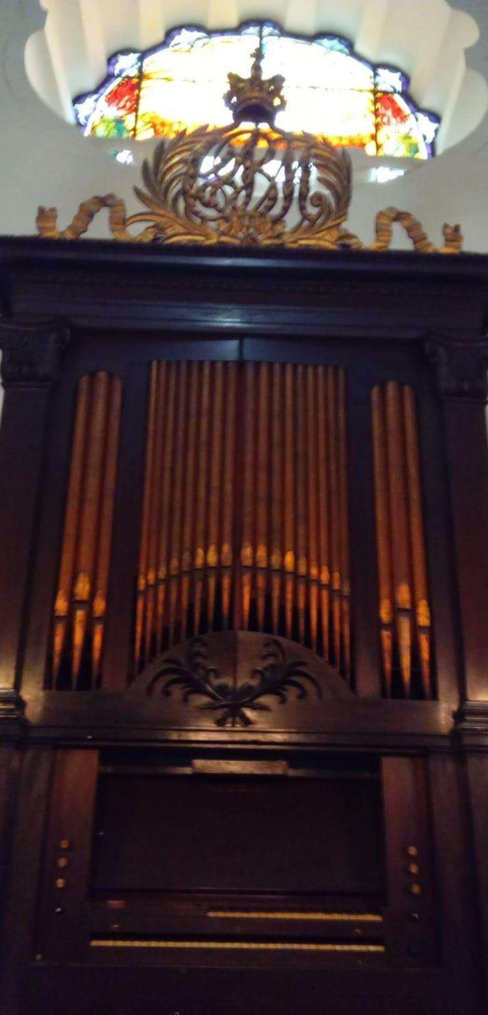 Órgão, que pesa uma tonelada, está em cima do coro - Reprodução