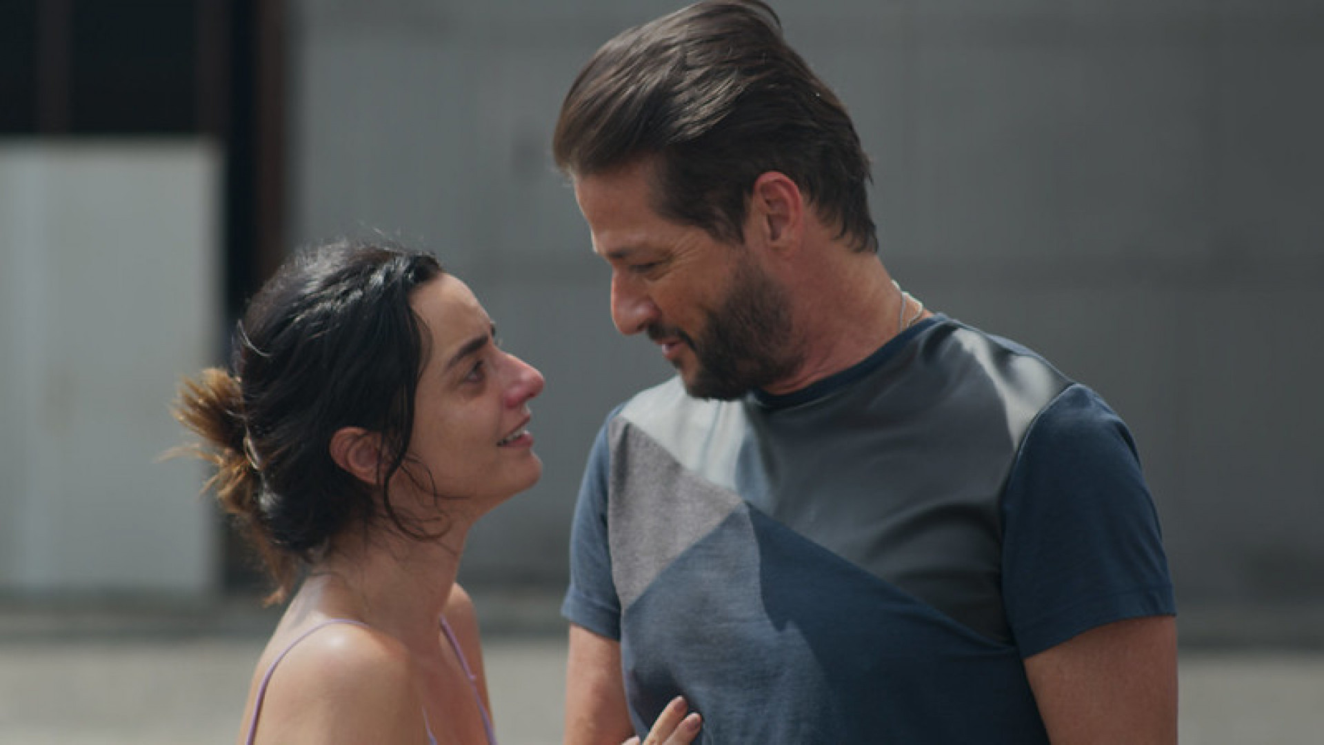 Gisela (Julia Stockler) e Rog (Marcelo Serrado) - Divulgação/Max