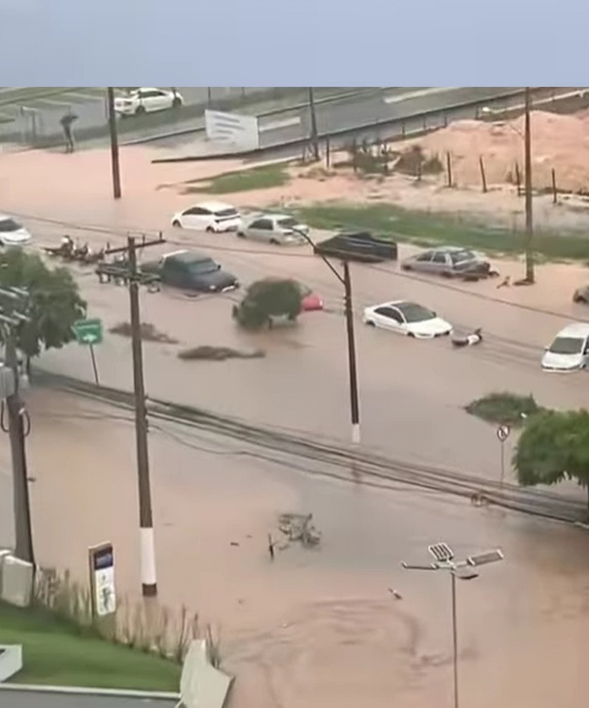 Carros em Macaé com água à meia altura - Reprodução