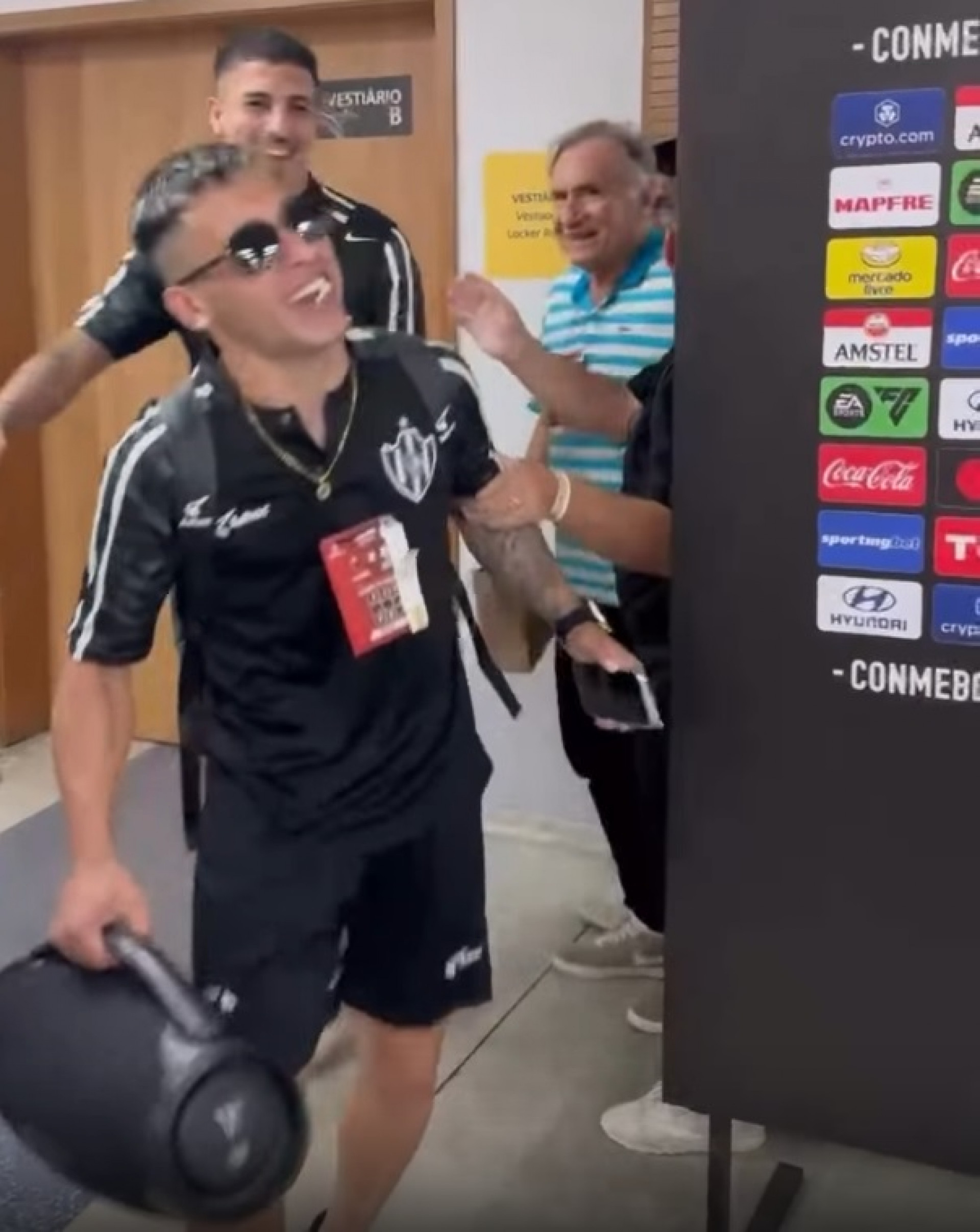 Jogadores do Central Córdoba passaram pela zona mista com muita festa - Reprodução / Instagram