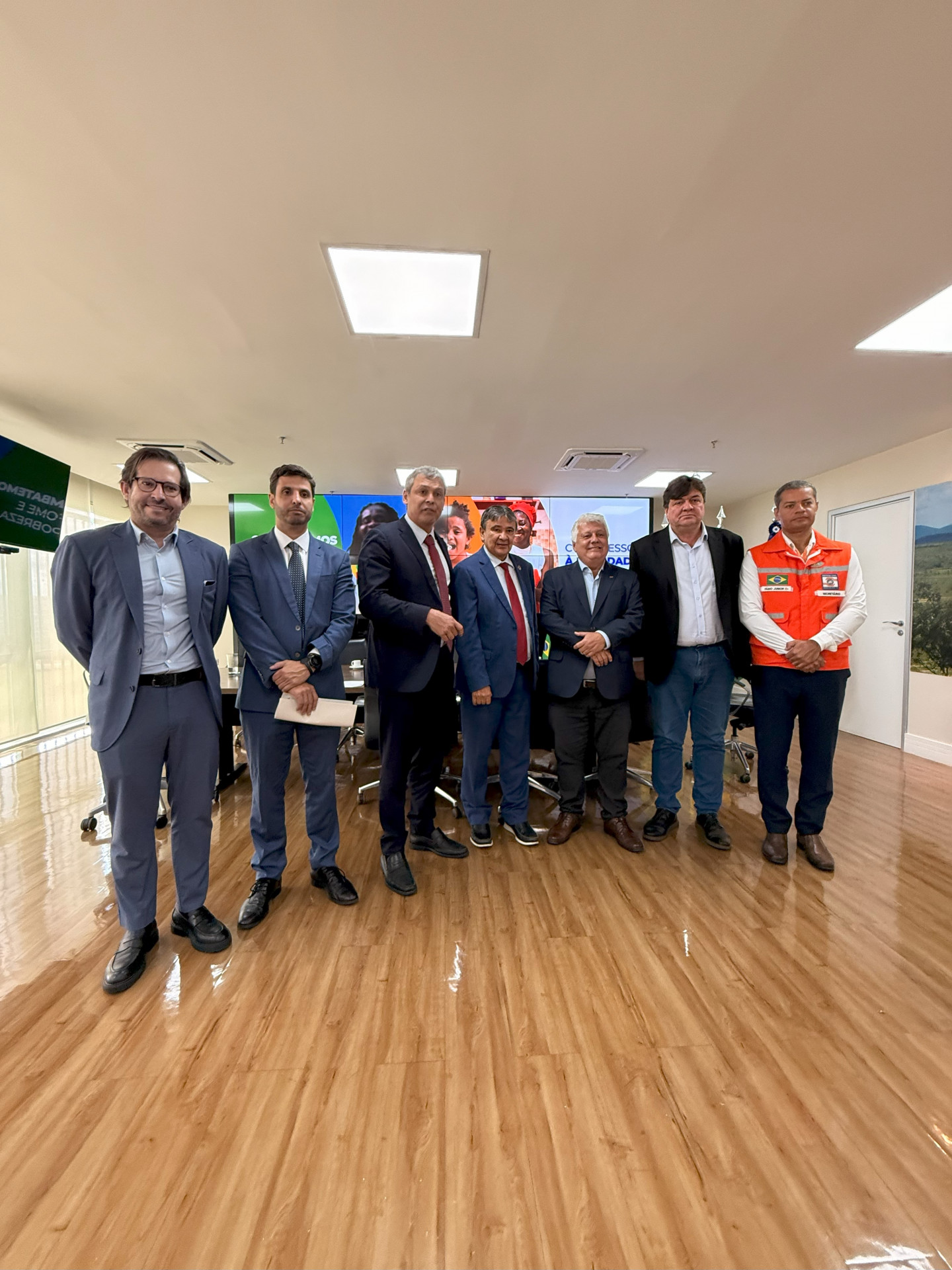 Prefeito Cl&aacute;udio Ferreti ( terceiro da direita para esquerda) acompanhado do secret&aacute;rio de Defesa Civil F&aacute;bio J&uacute;nior(D), em Bras&iacute;lia, em busca de recursos para Angra - Divulga&ccedil;&atilde;o/PMAR