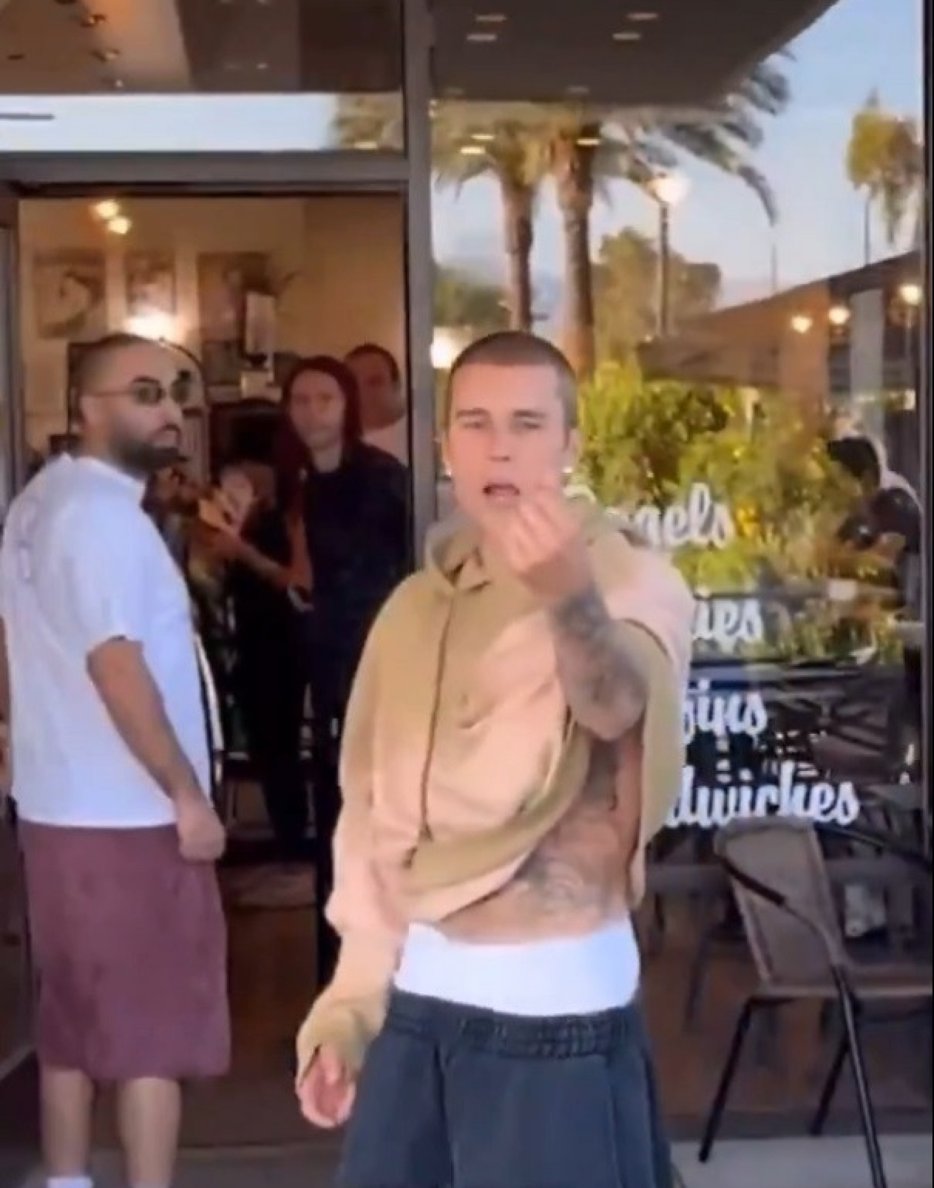 Justin Bieber afirmou que os paparazzis só pensam em dinheiro - Reprodução / X