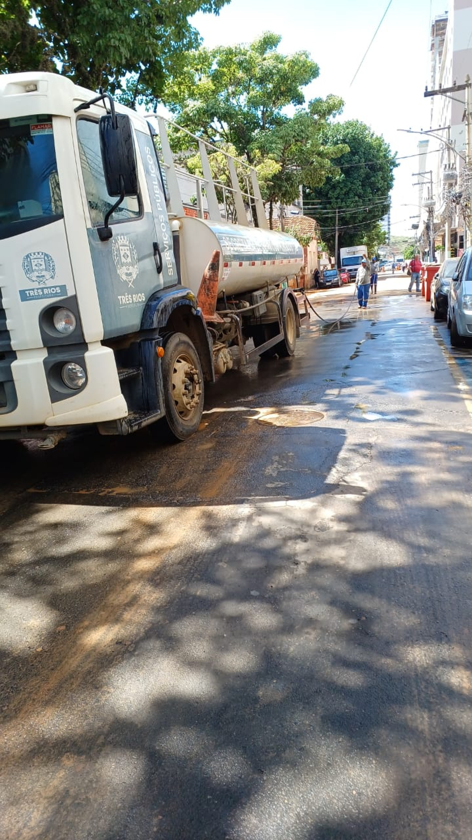 Limpeza foi realizada nas ruas do município ao longo desta quinta-feira