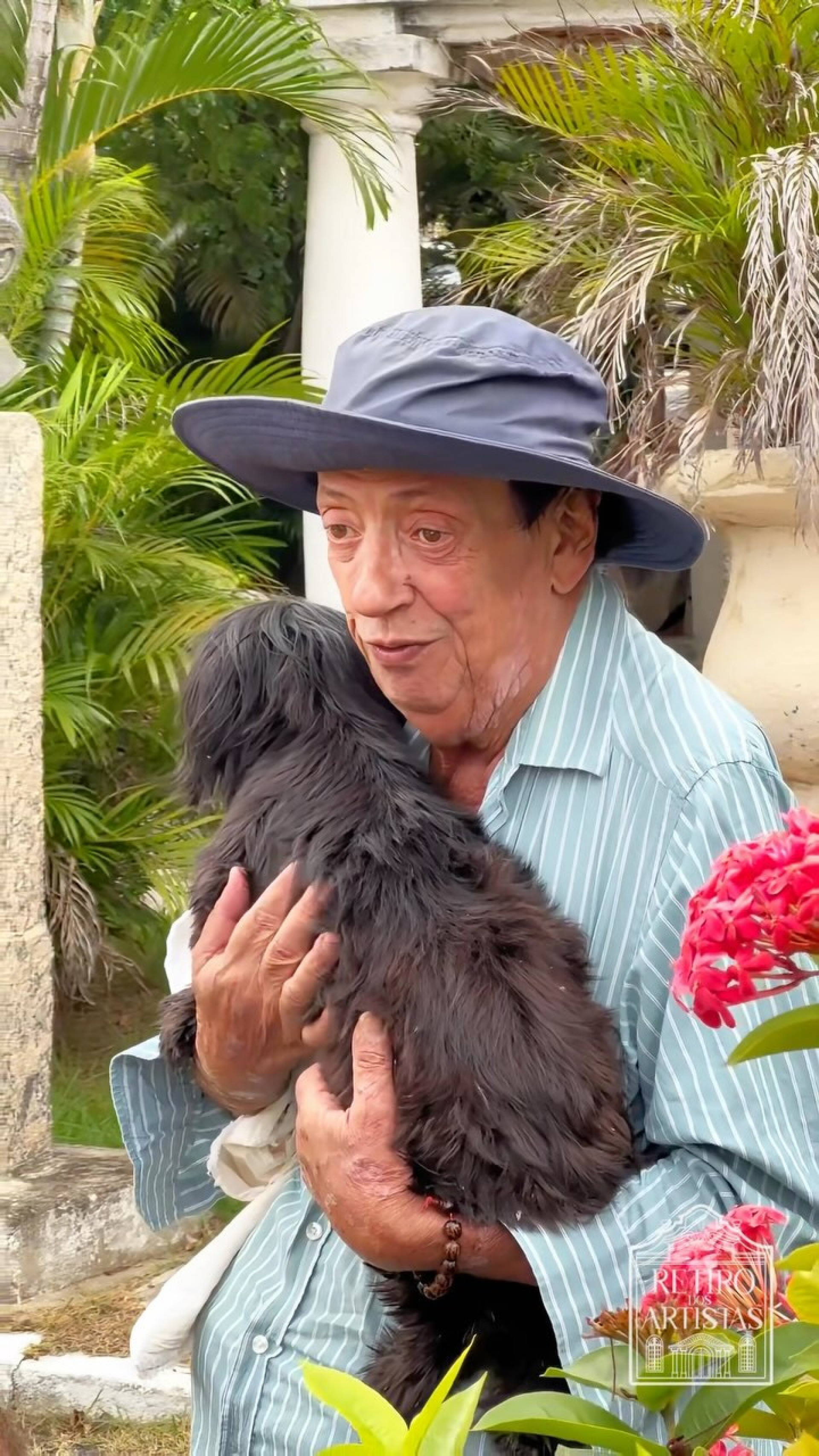 Marcos Oliveira, o Beiçola, se muda para casa no Retiro dos Artistas com sua cachorrinha - Reprodução / Instagram