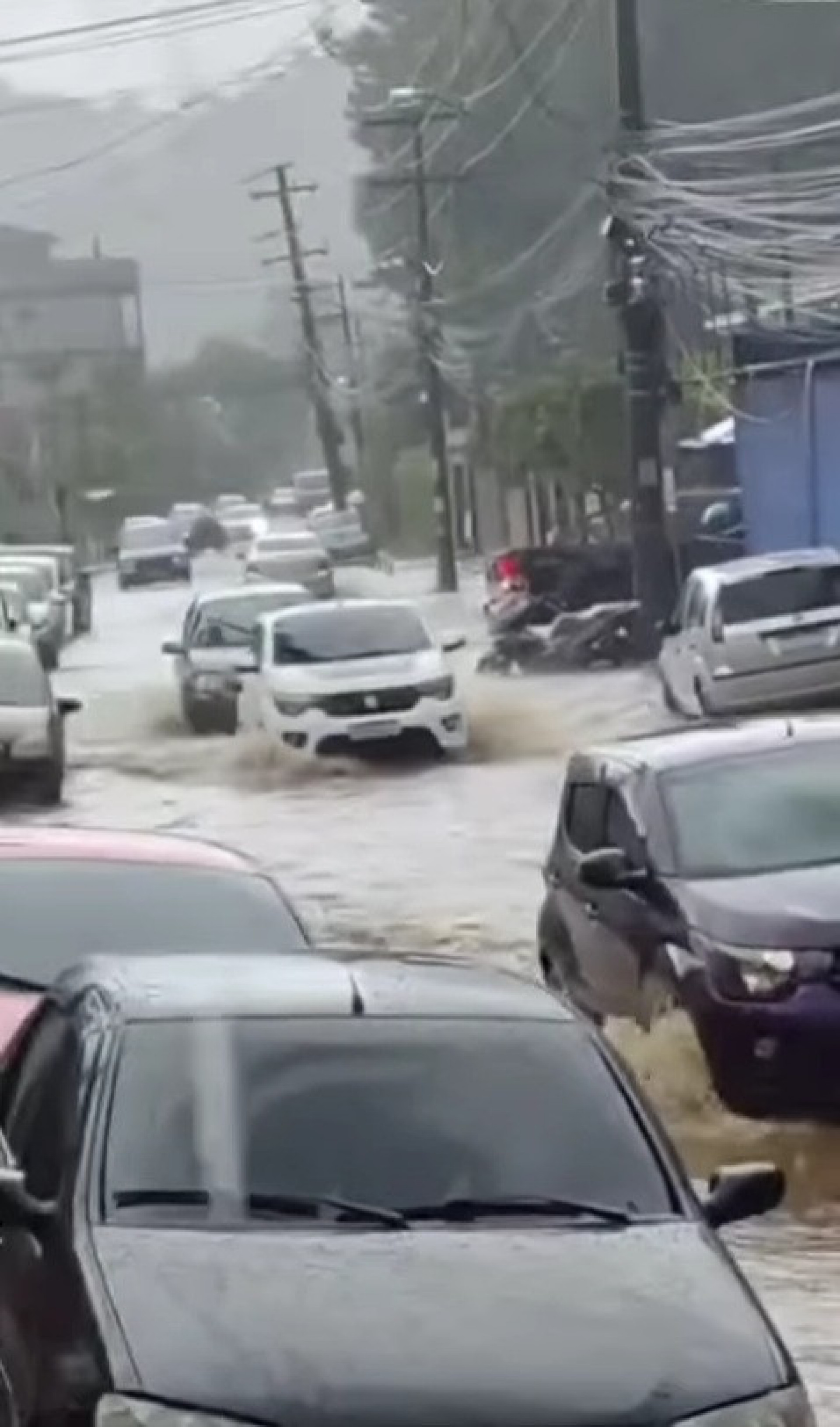 Ruas alagadas em Teresópolis - Reprodução