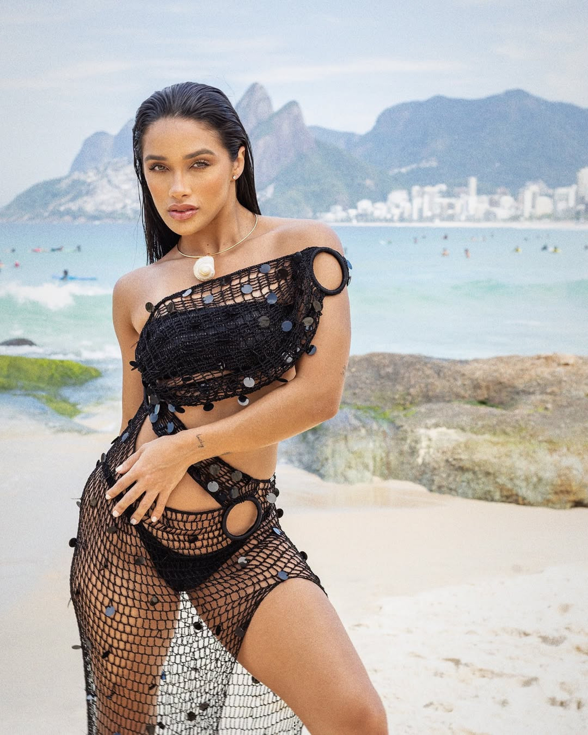 Eva Pacheco posa para ensaio fotográfico em praia do Rio, nesta quarta-feira (10) - Reprodução / Instagram
