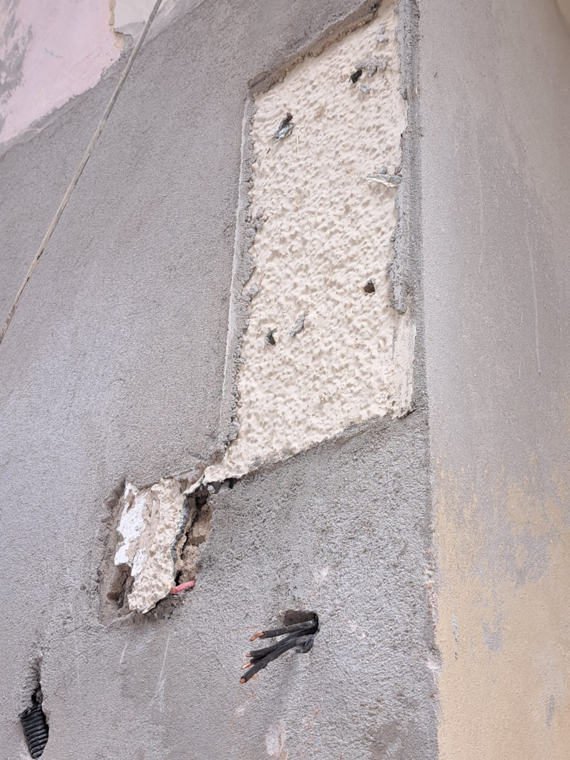 Criminosos furtaram fios que estavam na parede e de ar-condicionado da obra do bar - Reprodução/Arquivo Pessoal