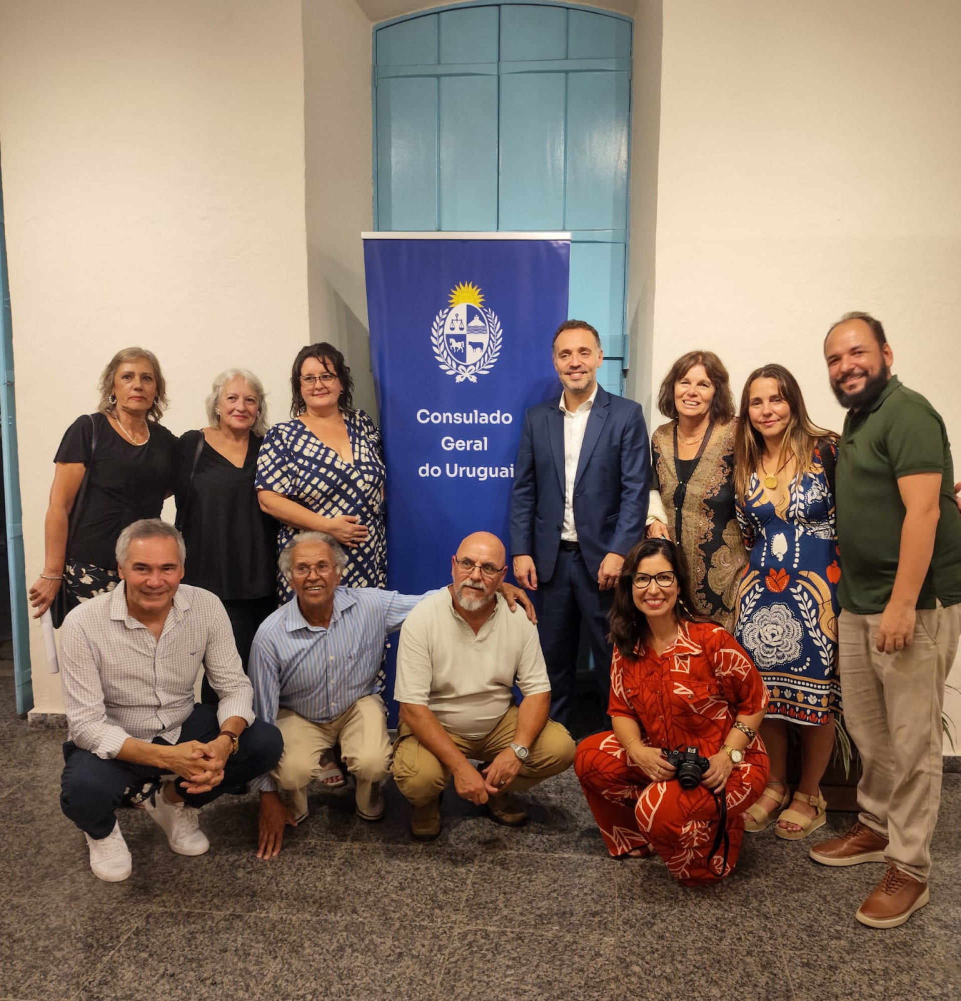 Entre os expositores Paulo de Lira, agachado &agrave; esquerda, e Norielem Martins (D) - Divulga&ccedil;&atilde;o/Norielem Martins