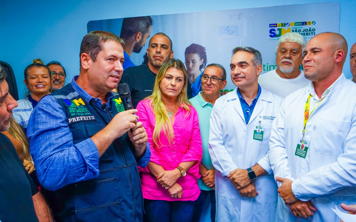 Prefeito L&eacute;o Vieira ao lado da vice-prefeita Let&iacute;cia Costa, do diretor do Hospital Municipal Dr. Marcio Bermal e do Secret&aacute;rio de Sa&uacute;de Dr. Carlos Neto