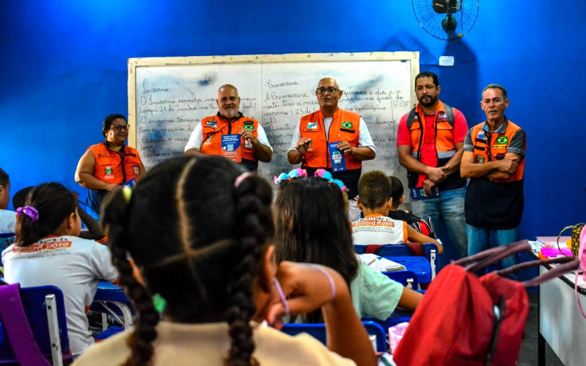 A Defesa Civil distribuiu folders nas salas de aula para reforçar as instruções sobre as chuvas