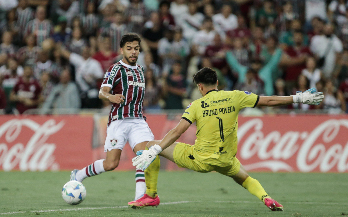 Nonato fez boa tabela com Cano e serviu o argentino para fechar a goleada de 5 a 0