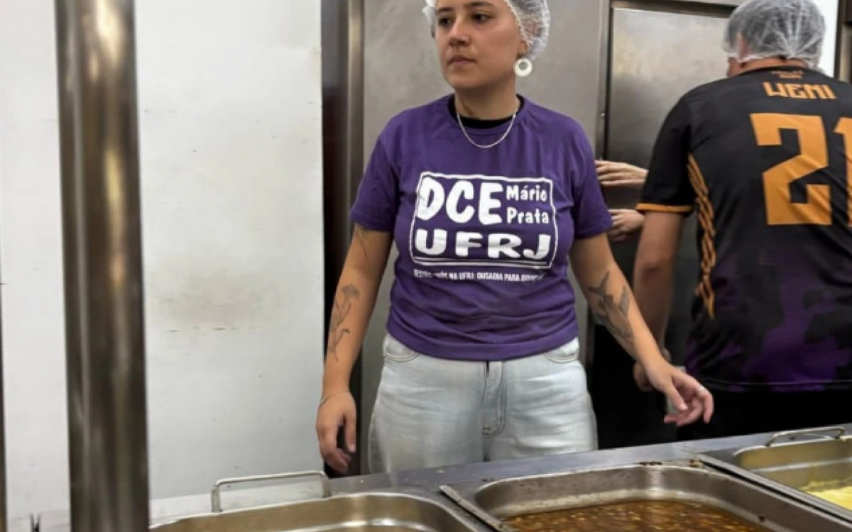 Com a paralisação, movimento estudantil assumiu tarefa de servir as refeições e lavar os pratos