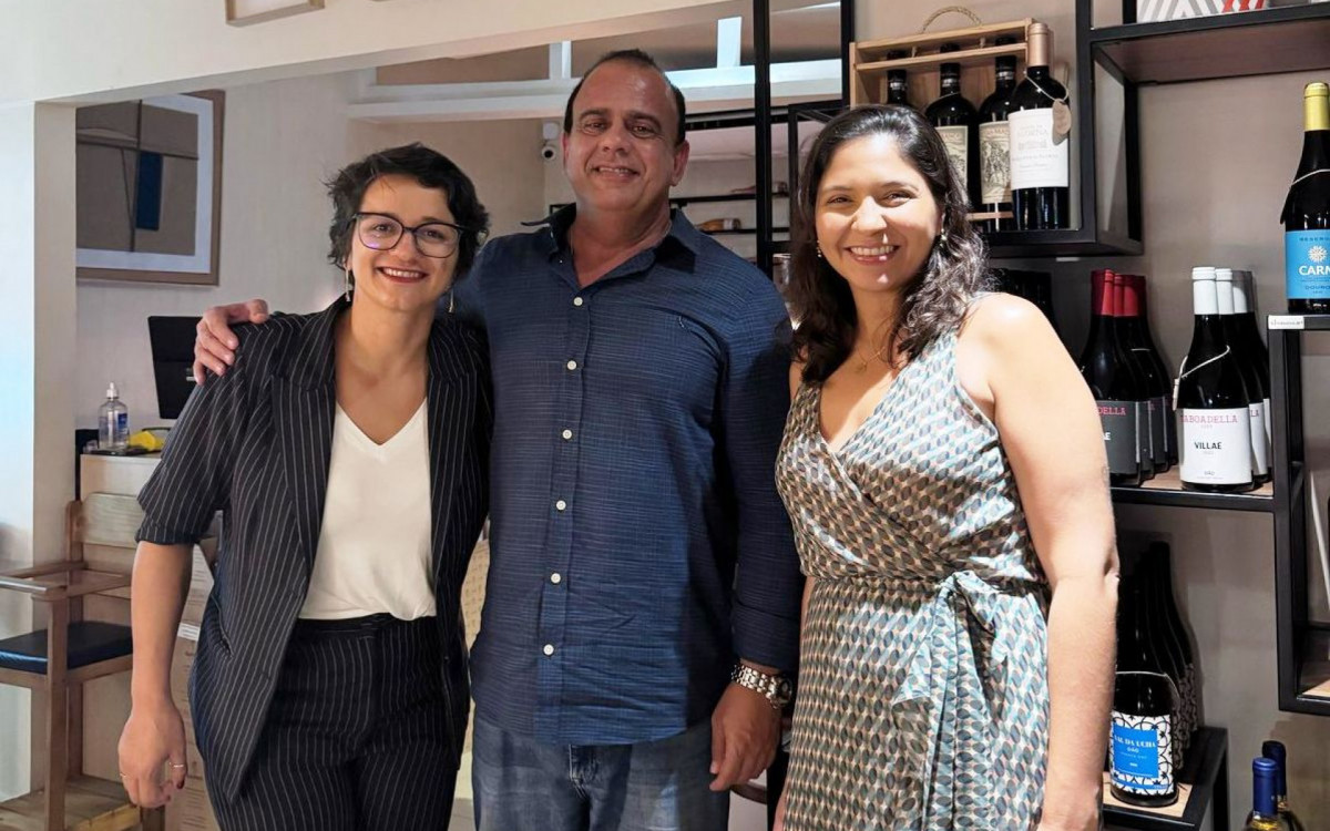 Nova safra da Madame Merlot celebra a história de Rio das Ostras com rótulos que homenageiam o estilo e a cultura da cidade