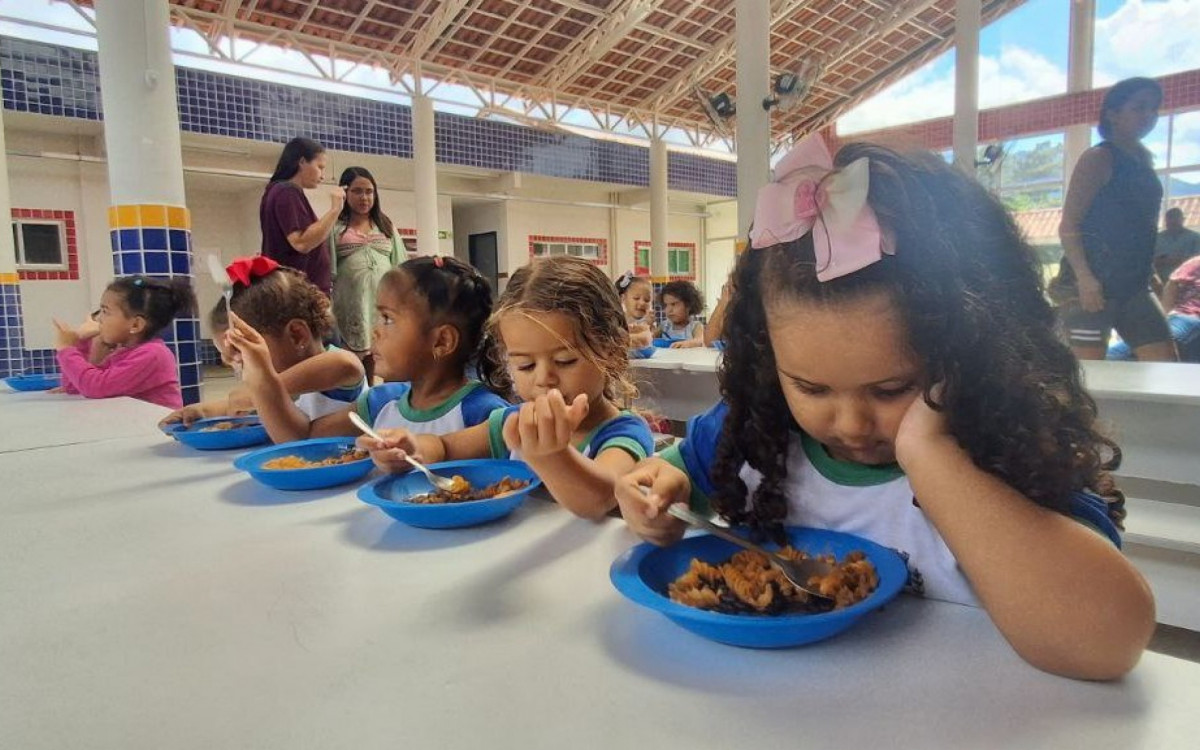 No Darcílio Ayres Raunheitti, as crianças se alimentaram com feijão, arroz, frango e abóbora