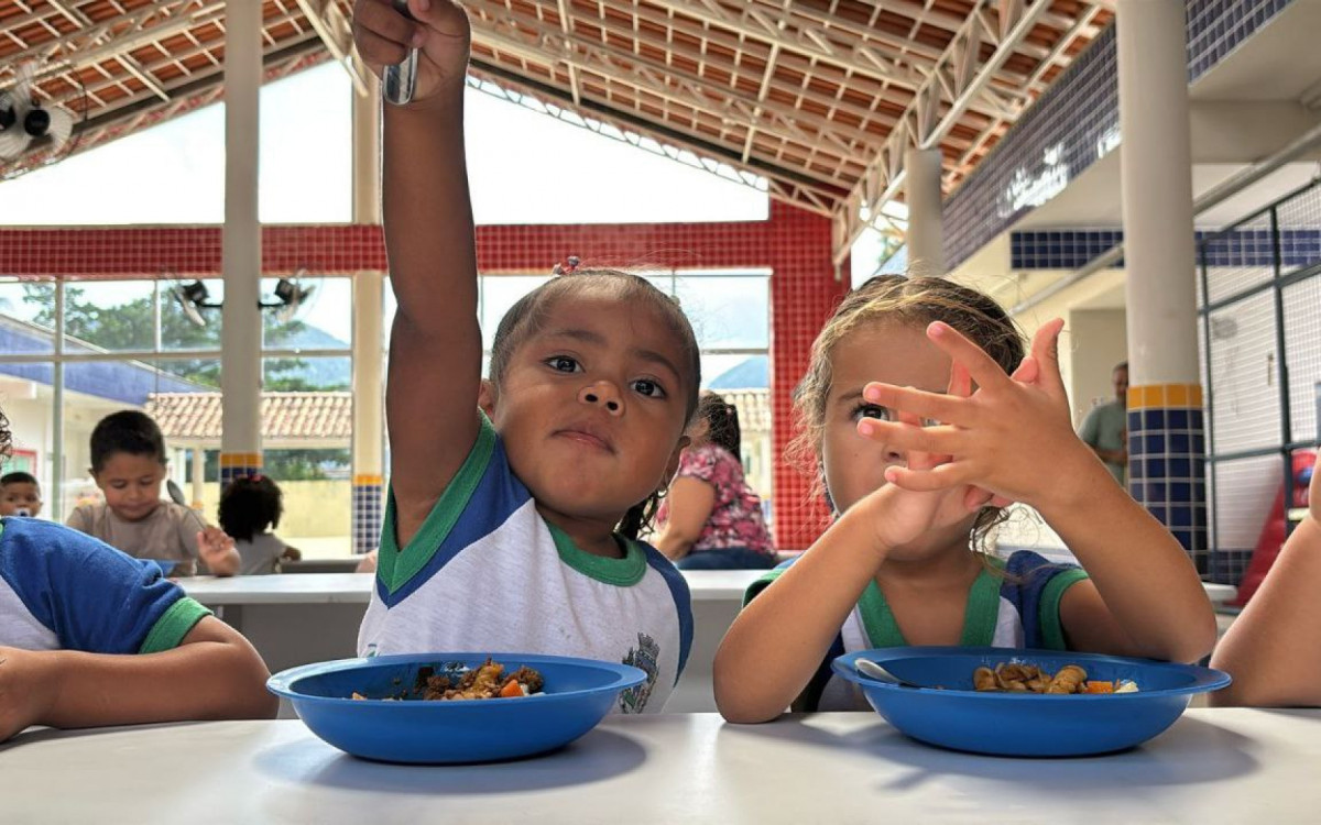 São oferecidos diariamente desjejum, colação, almoço, sobremesa, lanche, janta e fruta como sobremesa