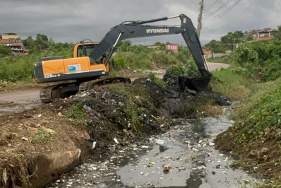 Secretaria de Meio Ambiente de Belford Roxo realiza limpeza e desassoreamento do Canal dos Colonizadores