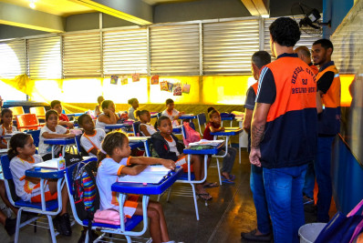 Defesa Civil de Belford Roxo realiza ação em CIEP com reforço aos alunos dos alertas meteorológicos via SMS