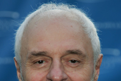 Diretor de 'Rambo' e 'Um Morto Muito Louco', Ted Kotcheff morre aos 94 anos