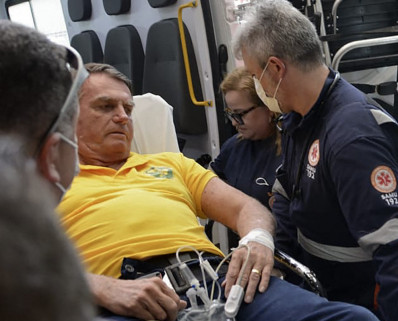 Vídeo: Bolsonaro passa mal no interior do RN e é transferido de helicóptero para Natal