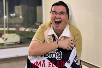 Conheça a freira vascaína que viralizou após ganhar camisa oficial de presente e ir a São Januário