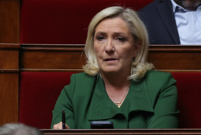 Le Pen recorre de condenação e tenta manter candidatura em 2027