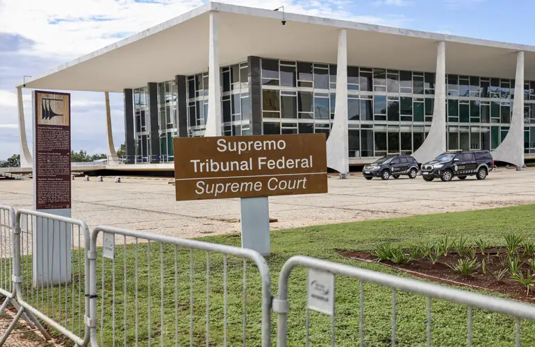 STF publica decisão que torna Bolsonaro réu por tentativa de golpe de Estado