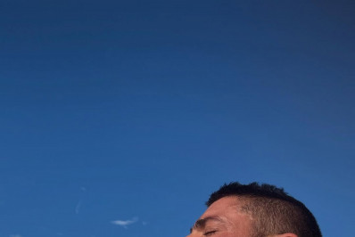 Cauã Reymond aproveita momento de descanso em praia do Rio