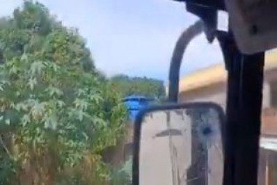 Vídeo: ônibus é atingido por tiros em São Gonçalo