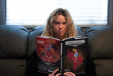 Vídeo! Milly Alcock surge caracterizada de Supergirl em imagens vazadas do set de gravações 