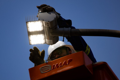 Modernização da iluminação pública passa por 22 bairros de Volta Redonda entre março e abril