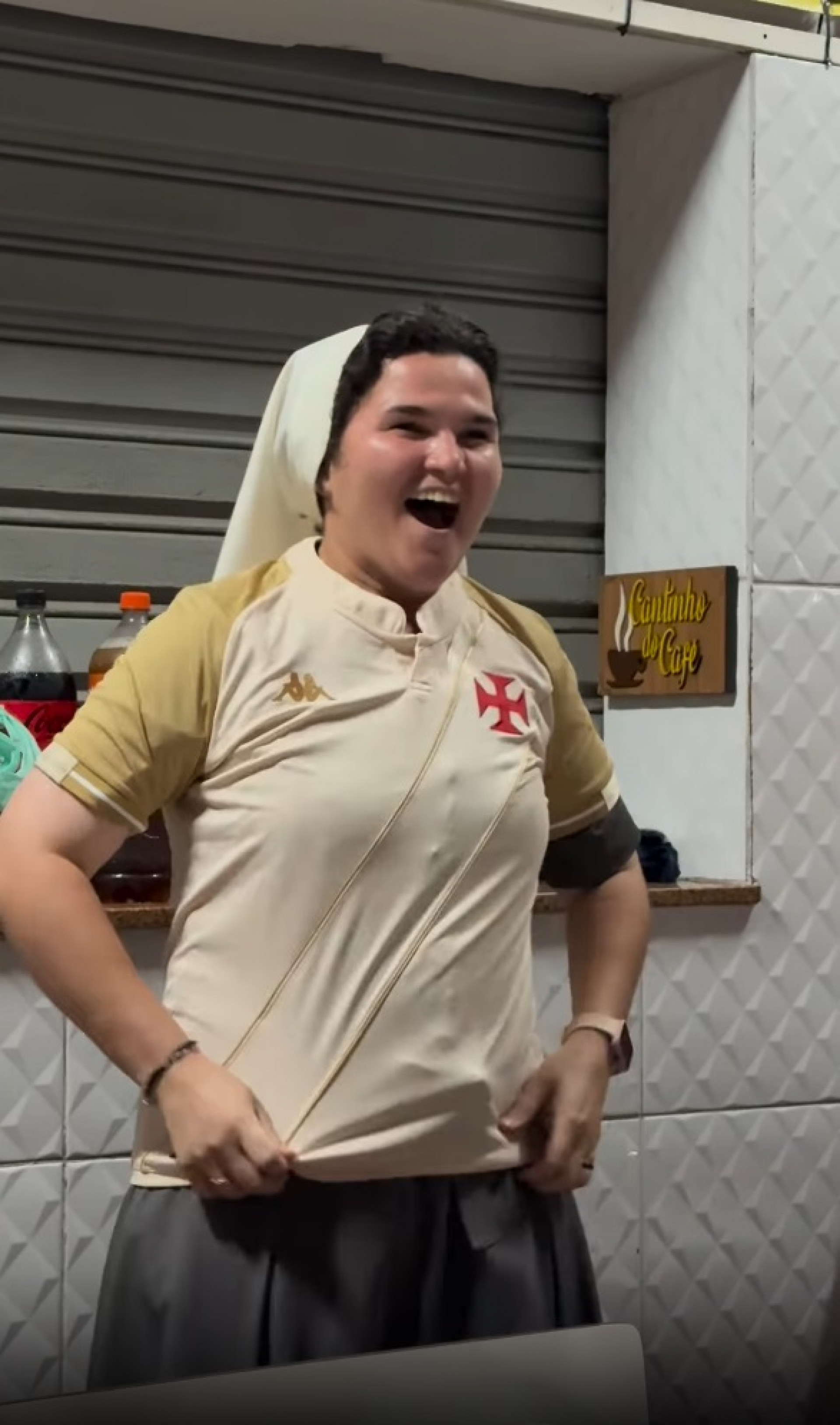 Elaine não escondeu a felicidade ao receber a camisa de presente; registro viralizou - Reprodução / Instagram