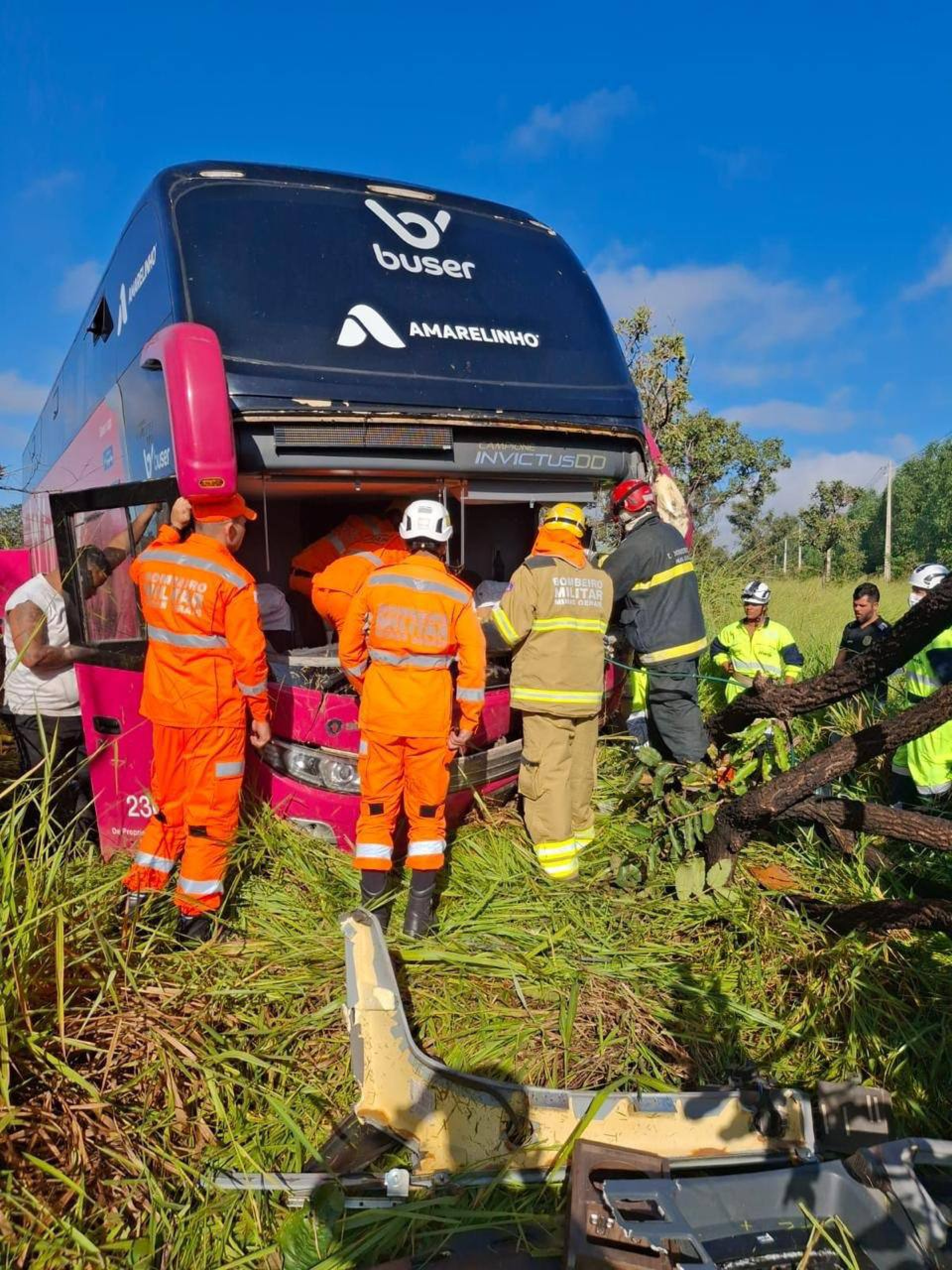 Ônibus e carro foram parar fora da pista após batida - Reprodução/CBMMG