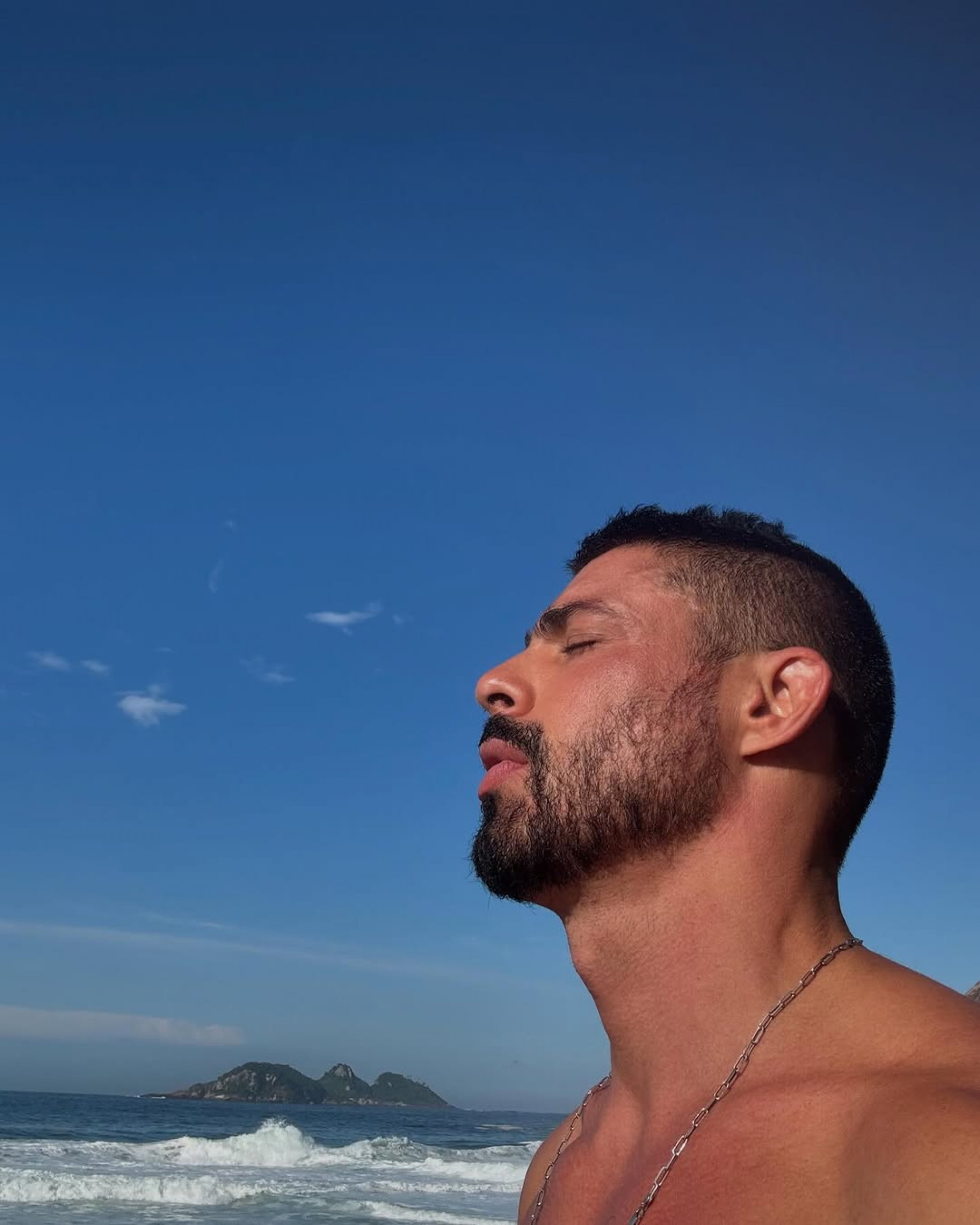 Cauã Reymond aproveita momento de descanso em praia do Rio - Reprodução / Instagram
