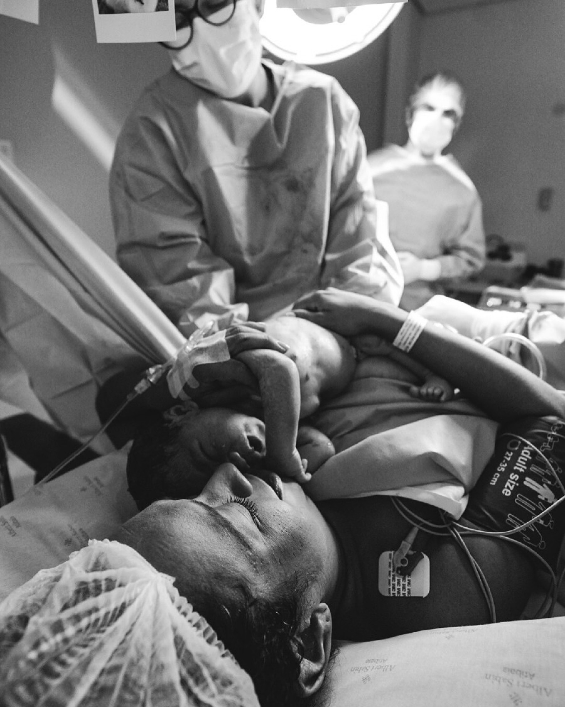 Aretha Oliveira com a filha Aniki nos braços - Reprodução/Instagram 