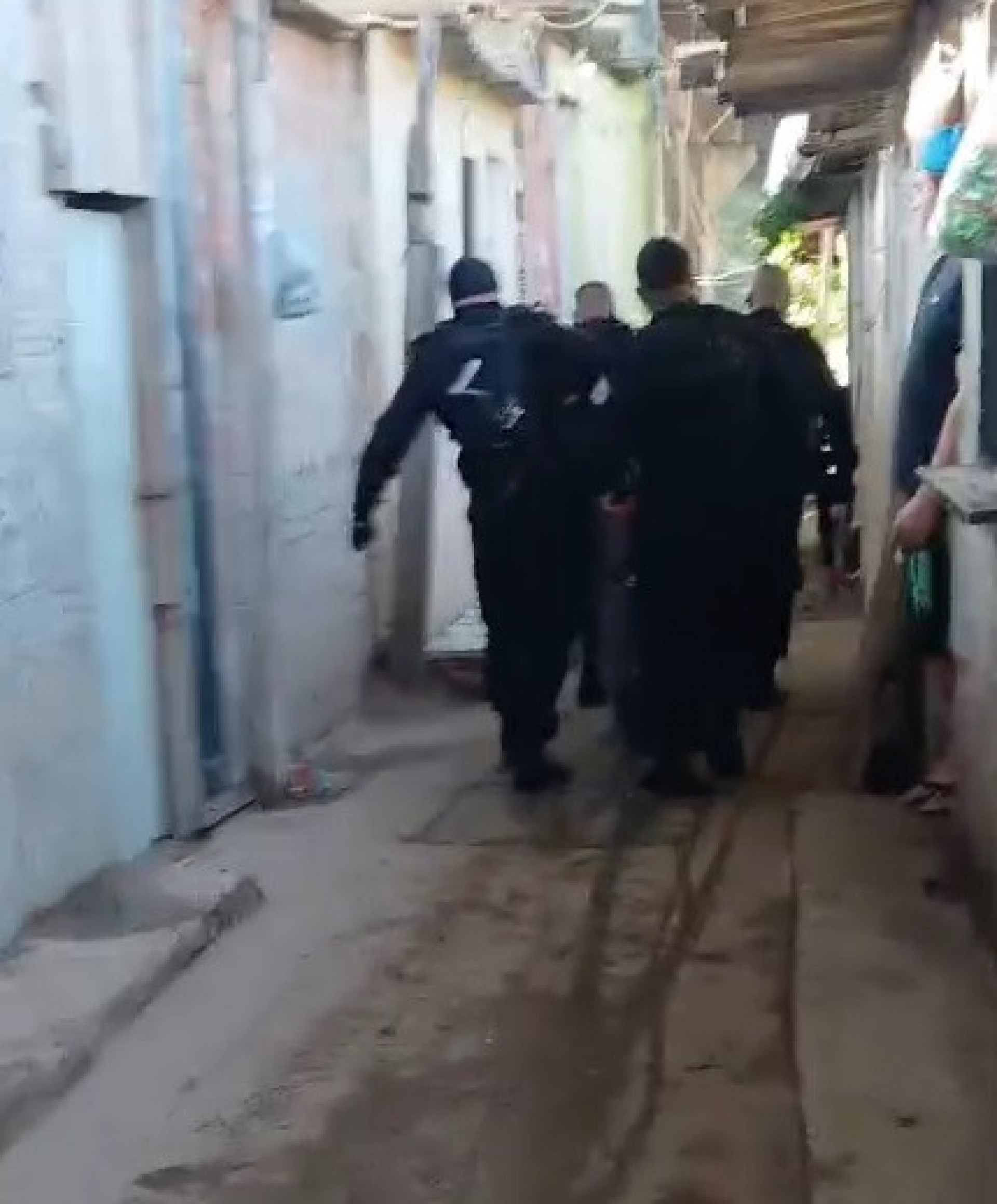 PMs carregaram corpo em lona por ruas da comunidade do Jacaré